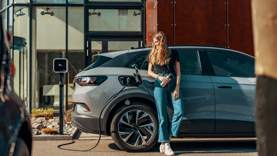 Velniop tuos benzininius automobilius: naujas tyrimas atskleidžia netikėtą elektromobilių privalumą