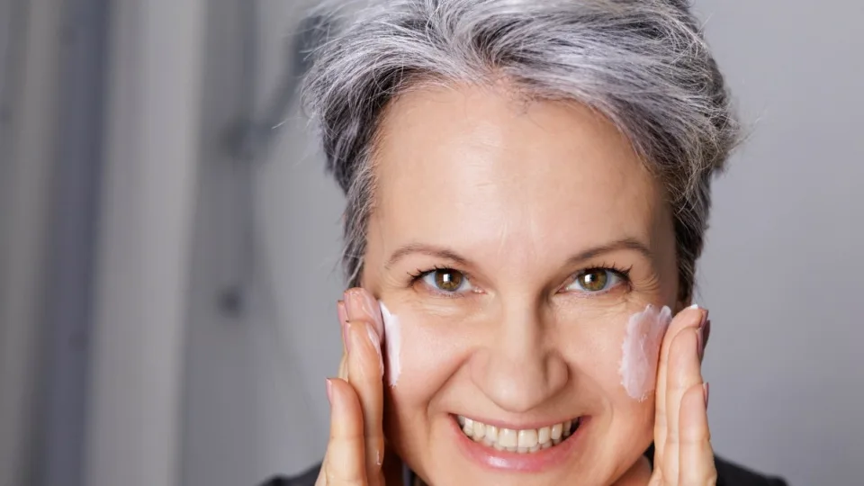 Dermatologai atskleidžia itin pigią gudrybę: vos 30 sekundžių prie veidrodžio ir jūsų oda atsigaus