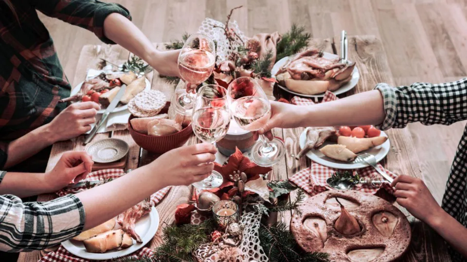 Smirdi labiau nei po česnako: po šių populiarių gėrimų iš burnos sklinda itin nemalonus kvapas