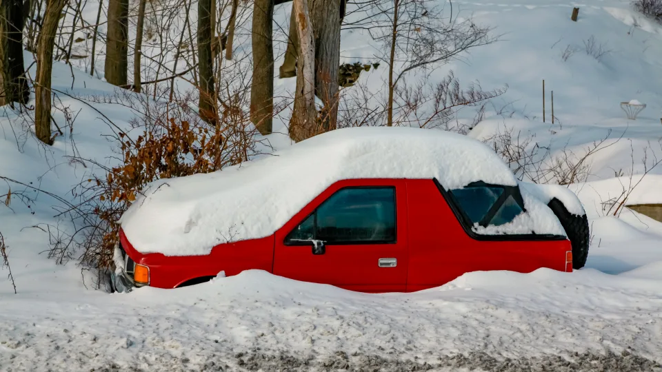 Automobilis įstrigo sniege? Šis triukas padeda išjudinti automobilį net be pagalbos iš šalies