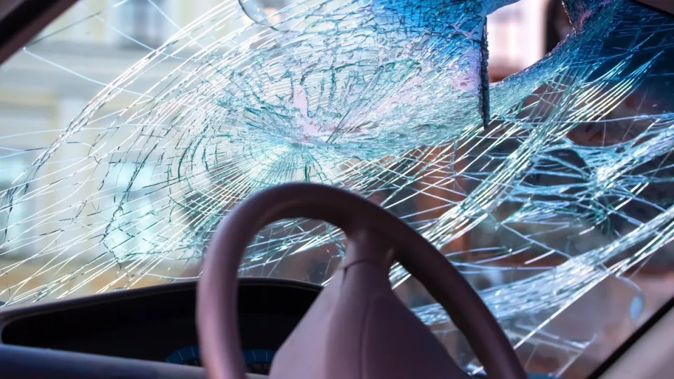 Šis mažas įrankis gali išgelbėti gyvybę: atskleidė, kodėl automobilio langų neišmuši net su plaktuku