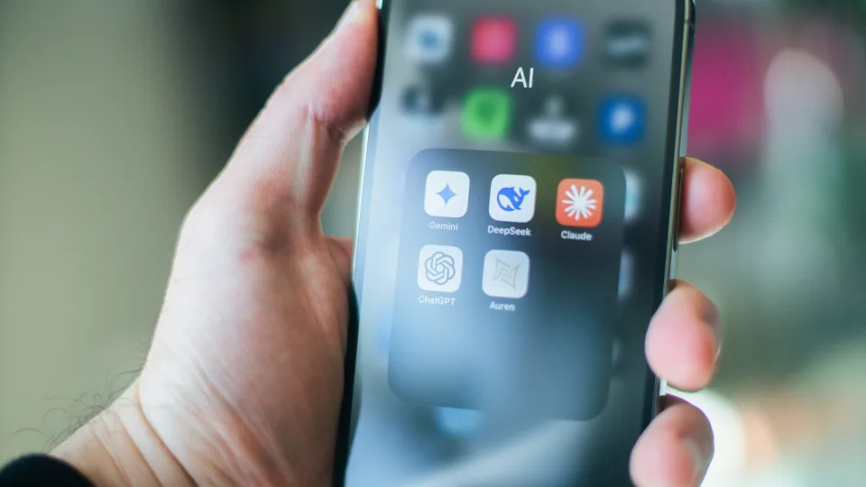 Dirbtinis intelektas perrašys pasaulinę darbo rinką? Nobelio laureato įspėjimas kelia didelį nerimą