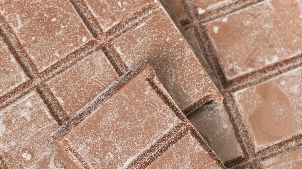 Šokoladas pasidengė baltu sluoksniu? Sužinokite, kodėl tai vyksta ir ar tai pavojingas dalykas