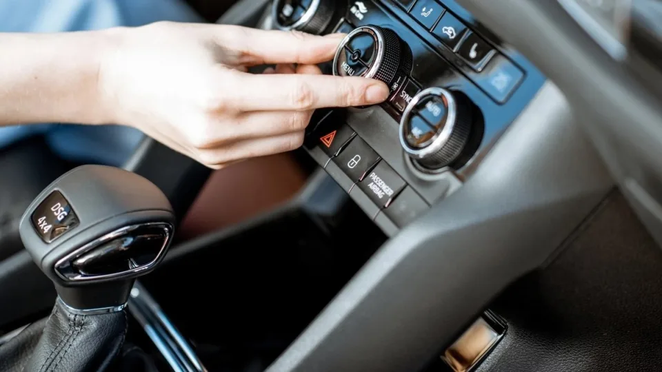 Vairuotojai dažnai tai tiesiog pamiršta: dėl šios klaidos žiemą gali tekti keisti kondicionierių