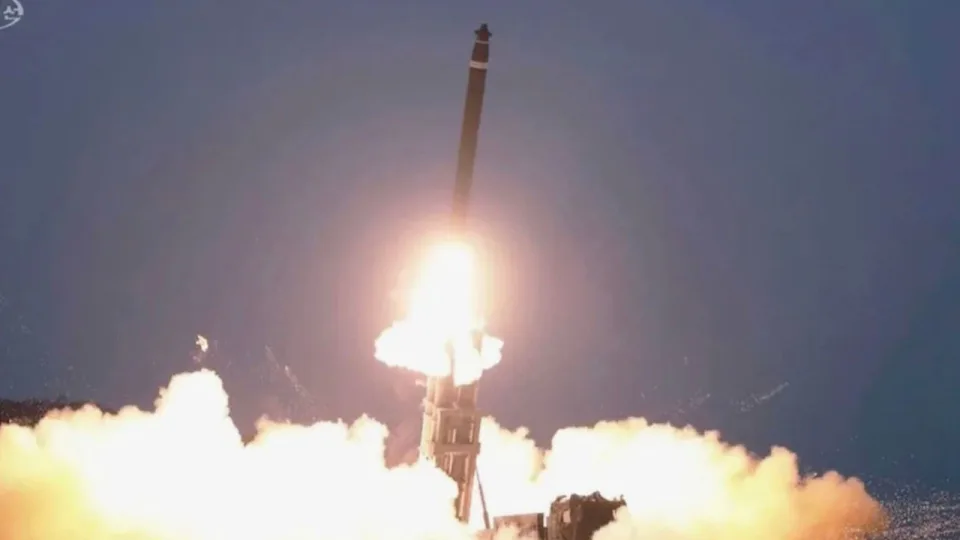 Šiaurės Korėja pradeda metus raketų salvėmis, įtampa Ramiajame vandenyne auga