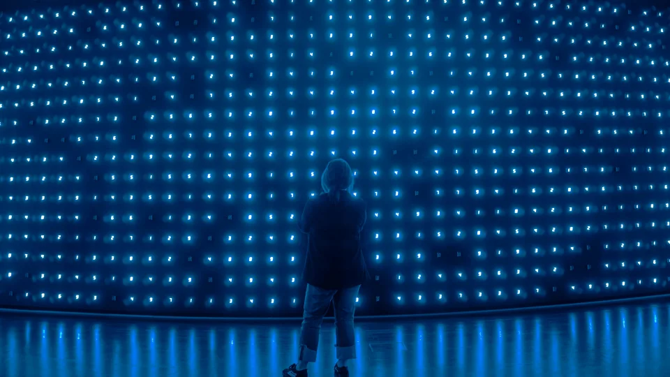 Atradimas, kuris amžiams pakeis apšvietimą: mokslininkai peržengė neįveikiamą LED ribą