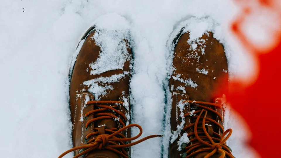 Stulbinanti gudrybė: kaip paprasta duonos plutelė akimirksniu išgelbės žieminius batus nuo druskos?