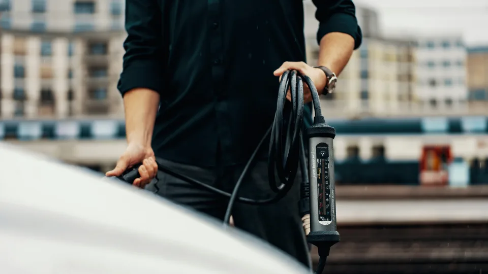 Liūdna įkraunamų hibridų realybė: atskleidė, kodėl tokie automobiliai genda dažniau nei tikėtasi