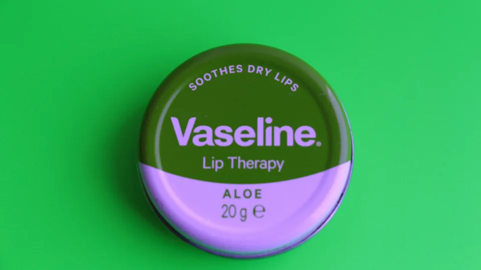 Šis senas produktas vis dar kelia ginčus, ar tikrai saugu tepti vazeliną aplink akis? Nustebsite