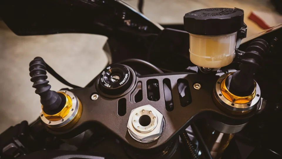 Atrodo smulkmena, bet pasekmės gali būti tragiškos: ką iš tikrųjų reiškia papildyti stabdžių skystį