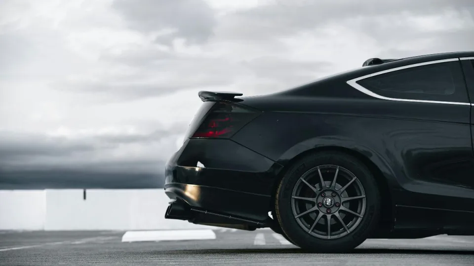 Automobilių pramonę vėl parklupdė lustų badas: trys milžiniškos Kinijos gamyklos stabdo darbą