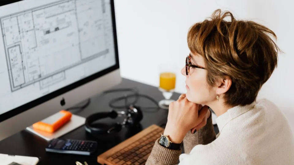 Nejunkite šių prietaisų į monitoriaus USB – tai gali viską sugadinti ir palikti jus be garantijos