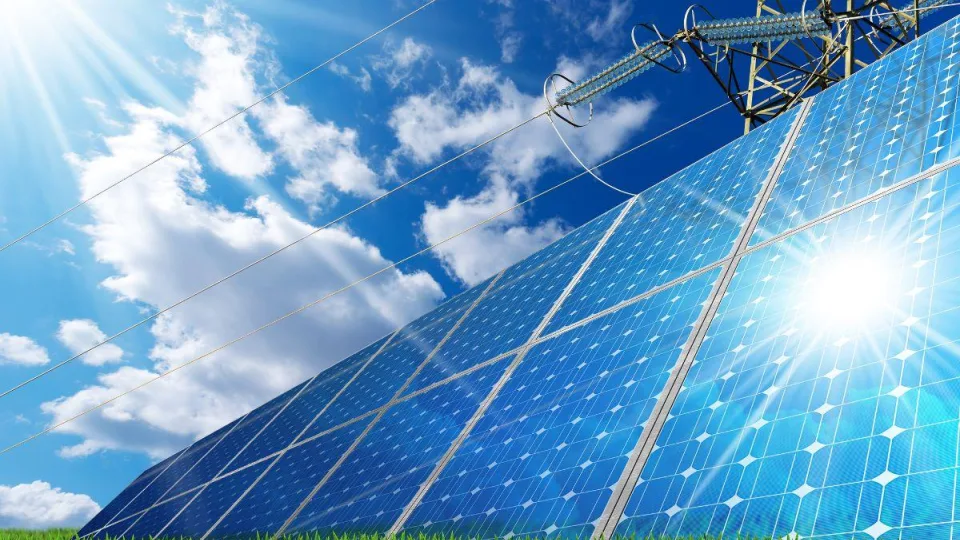 Pasaulis apstulbęs: Kinijos saulės baterijų laukas slepia kur kas daugiau nei energiją