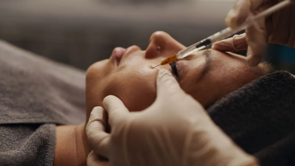 Vis daugiau medikų perspėja dėl grožio injekcijų: štai, kas nutylima