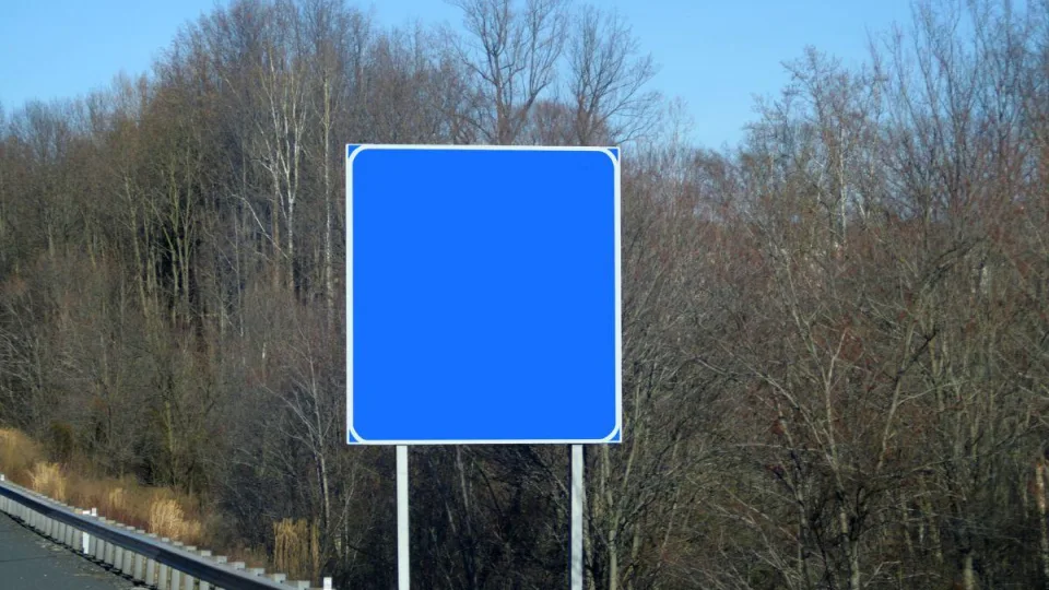 Kodėl autostradų ženklai ryškiai mėlyni? Priežastis šokiruos net patyrusius vairuotojus