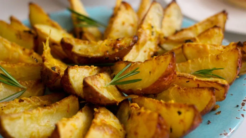 Šefas atskleidė įspūdingą receptą: traški bulvytė su slaptu padažu pavyks net tinginiui