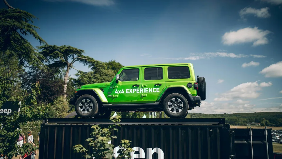 Garsus visureigių gamintojas skubiai šalina hibridus iš prekybos: pavojus užsidegti kelyje