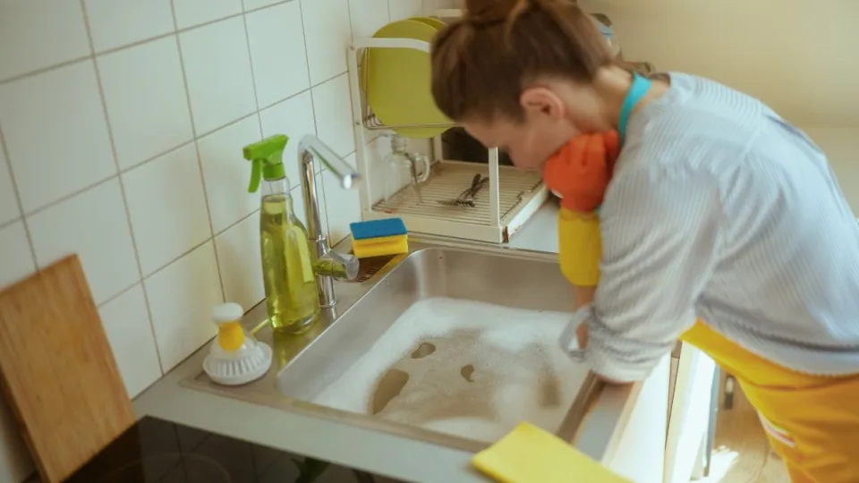 Šis namų triukas padės atkimšti kriaulę greičiau nei galvojate: nereikės nei chemijos nei santechniko