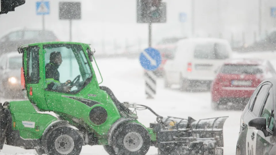 Įtempta situacija šalies keliuose: po vilkikų avarijos ties Grigiškėmis magistralė buvo paralyžiuota