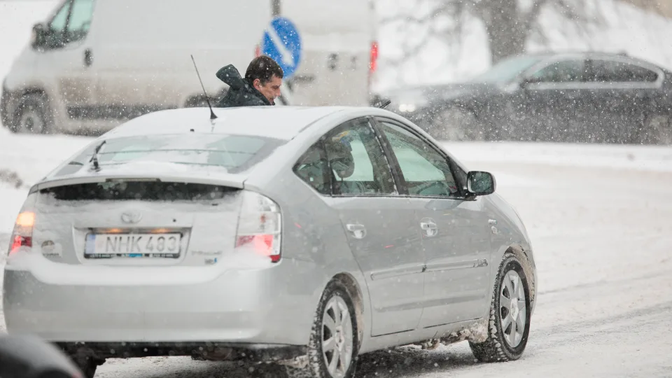 Vilnių sukaustė pūga: dešimtys avarijų, viešasis transportas vėluoja, gatvės užverstos sniegu