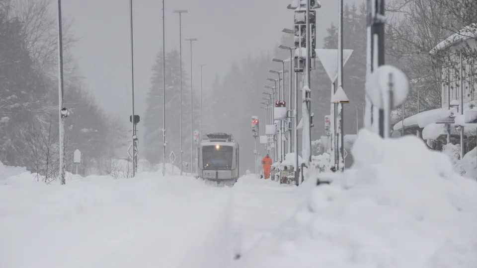 Audra Elli paralyžiuoja Europą: sniegas uždarė kelius, traukinius ir paliko tūkstančius be elektros