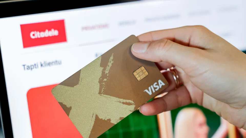 Lietuviai masiškai atsisako banko kortelių: daugelis linkę rinktis grynuosius pinigus, ekspertai šoke