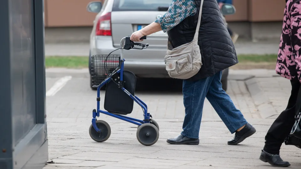 Tūkstančiams žmonių su negalia gresia netekti išmokų, Seime siūlomas skubus sprendimas