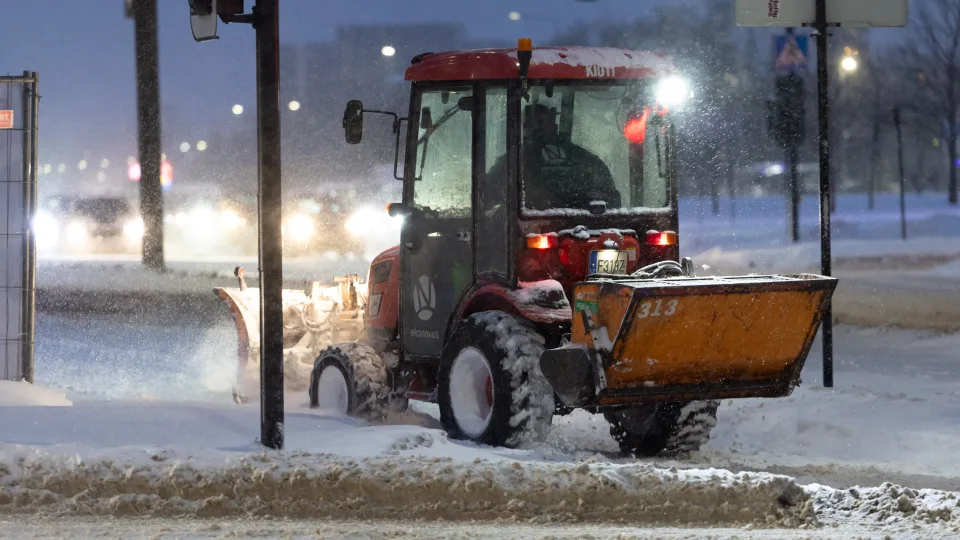 Žiema dar neatsitraukia: valstybinės reikšmės keliuose išbarstyta apie 3 700 tonų druskos