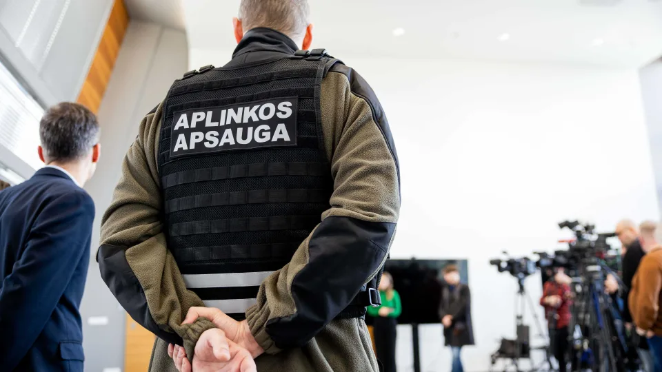 Užteks žaisti slapukais: aplinkosaugininkai ginkluojasi įstatymu ir šaunamaisiais ginklais