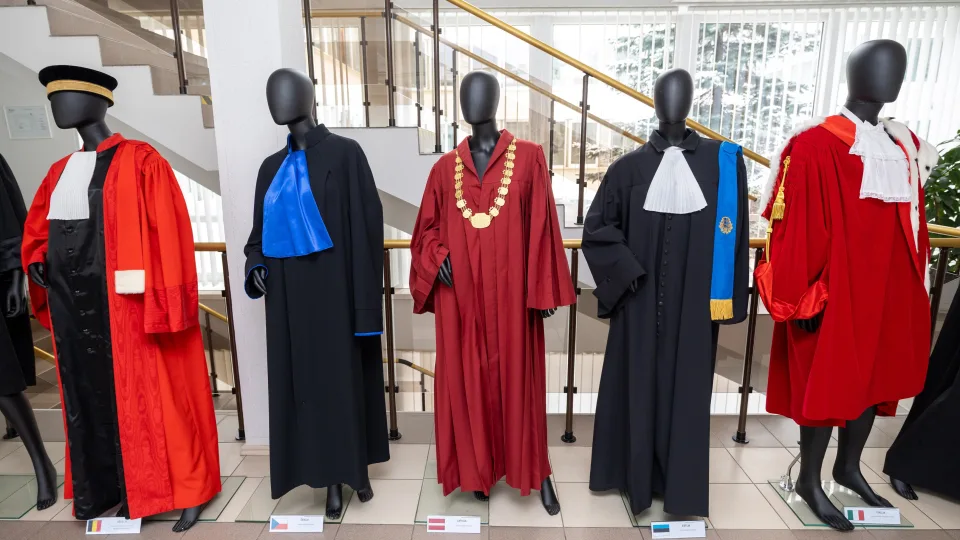 Europinių teisėjų mantijų paroda LAT: nuo istorijos iki teisinės valstybės svarbos visuomenei