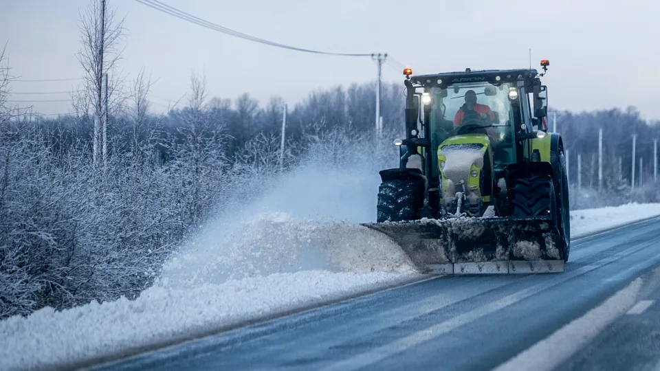 Kelininkai įspėja vairuotojus: keliai ir toliau barstomi, bet vairuotojai raginami neskubėti