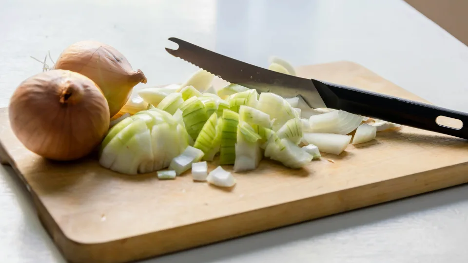 Ašaroti priverčianti klaida virtuvėje: paprastos gudrybės, kurios leis lengvai supjaustyti svogūnus