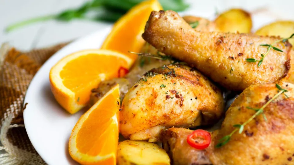 Sultinga kepta vištiena su apelsinais: aromatingas patiekalas be didesnio vargo