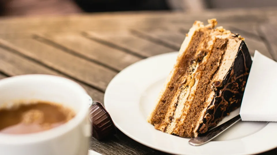 Milijoninis kavos ir karamelės tortas: neįtikėtinai purus, sodrus ir paprastas