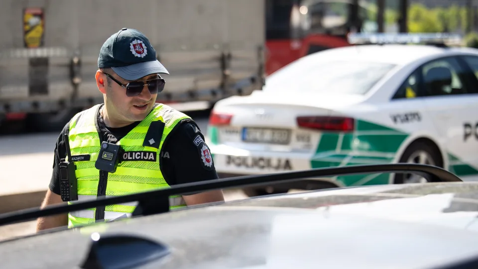 Šokiruojanti statistika Lenkijoje: vairuojantys su telefonu rankoje kelia didesnį pavojų nei išgėrę