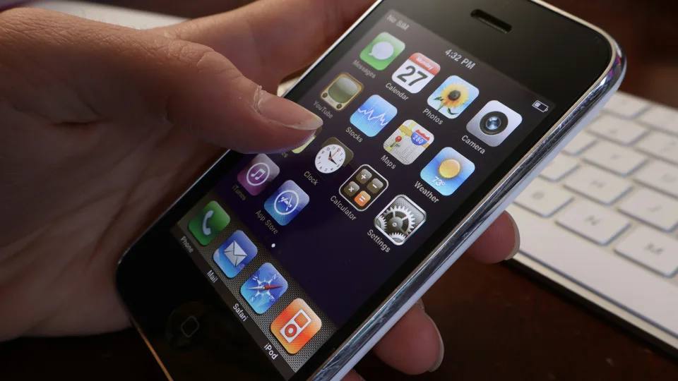 Atgimimas, kuris glumina net profesionalus: kodėl senasis „iPhone“ vėl traukia akis