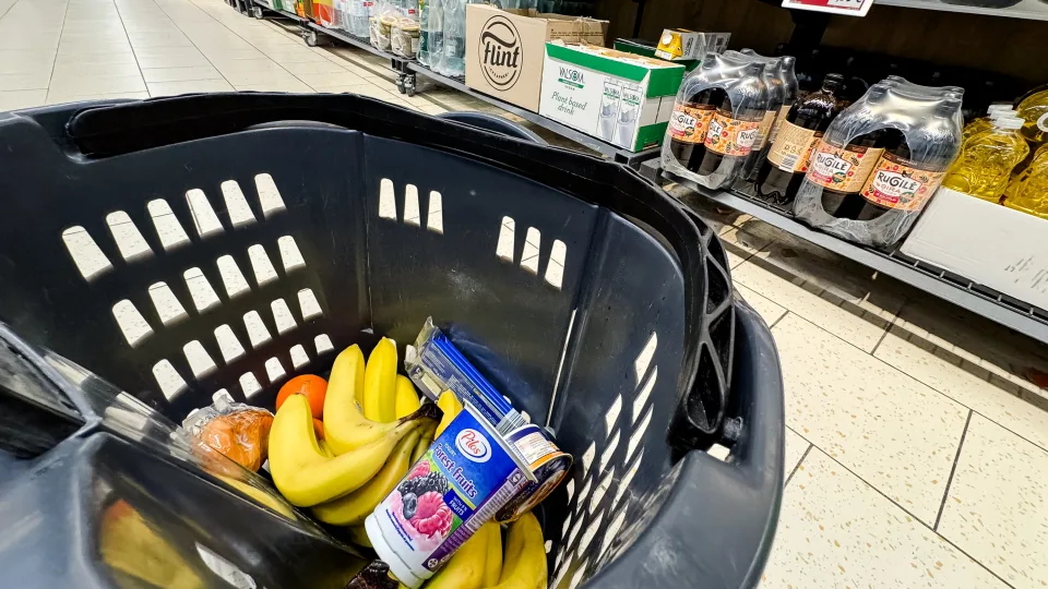 Maisto kainos siunčia netikėtą signalą: oficialūs skaičiai stebina, bet gyventojai sunerimę