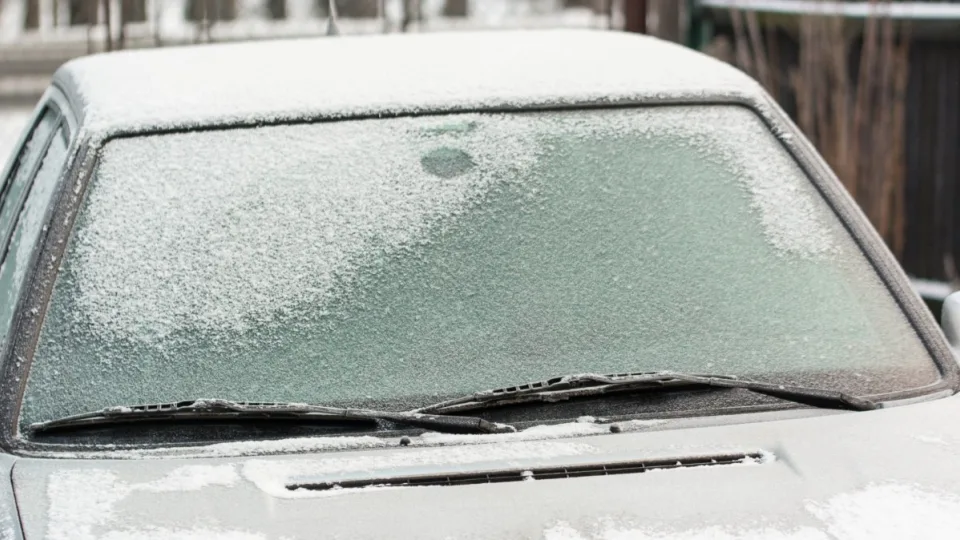 Ledas nukrenta per sekundes: revoliucinis būdas atitirpdyti automobilio langus be šildymo