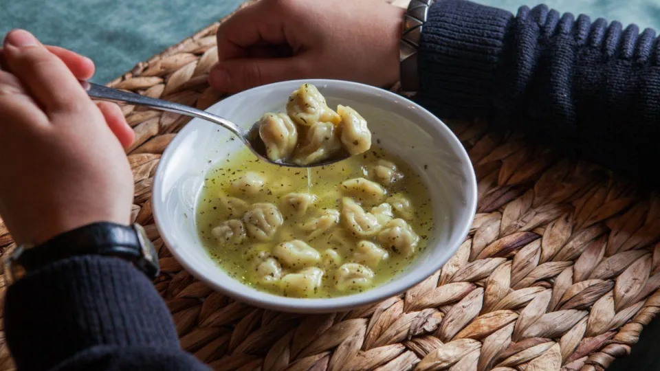 Greita ir jauki sūrio sriuba su koldūnais: vos 20 minučių ir galėsite mėgautis puikiu skoniu