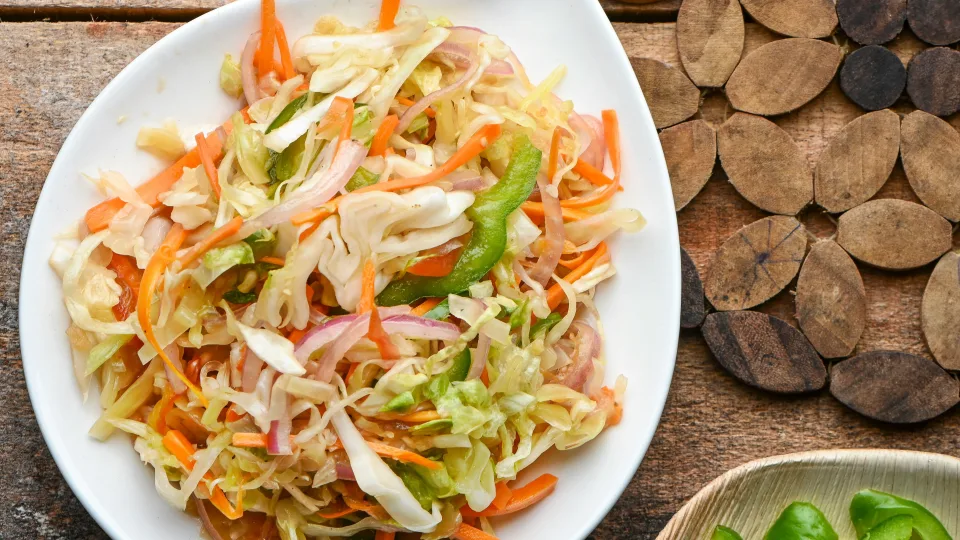 Šviežios, traškios ir maistingos: neįtikėtinai paprastos kopūstų salotos visiems metų laikams