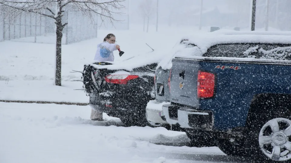 Tai turi žinoti visi vairuotojai: kaip saugiai ir be įbrėžimų nuvalyti sniegą nuo automobilio?