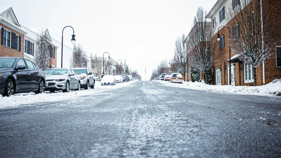 Vairuotojų klaida, kuri gali kainuoti gyvybę: ekspertai įspėja apie šiuos nematomus spąstus keliuose