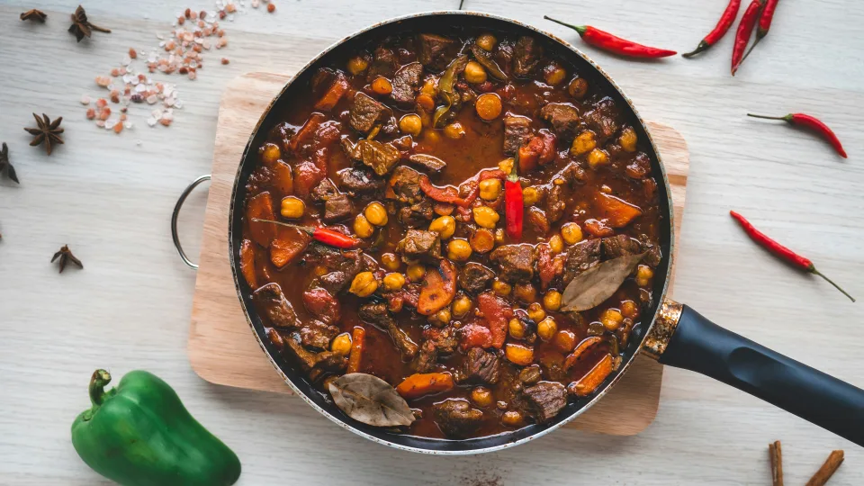 Šeimos gelbėtojas prieš atlyginimą: neįtikėtinai gardus močiutės troškinys, visai šeimai