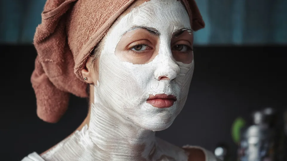 Gaivus veidas per 15 minučių: kaip saugiai naudoti baltąjį molį odos valymui ir spindesiui?