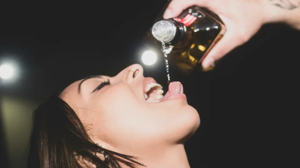 Nepilnamečiams uždraus nealkoholinį alų ir vyną? Skandalingas siūlymas kursto lietuvių pyktį