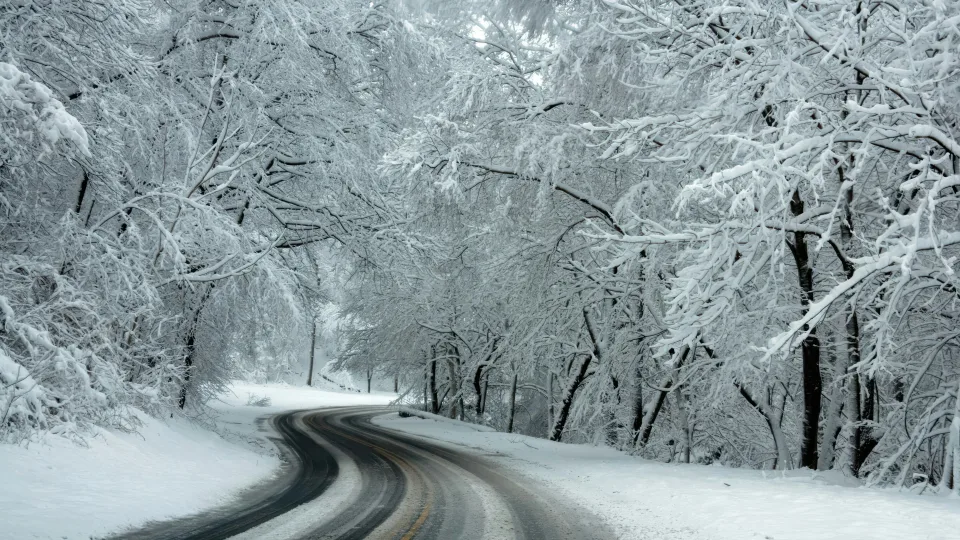 Trys taisyklės, kurios gali išgelbėti gyvybę vairuojant per plikledį: ką žino tik profesionalai