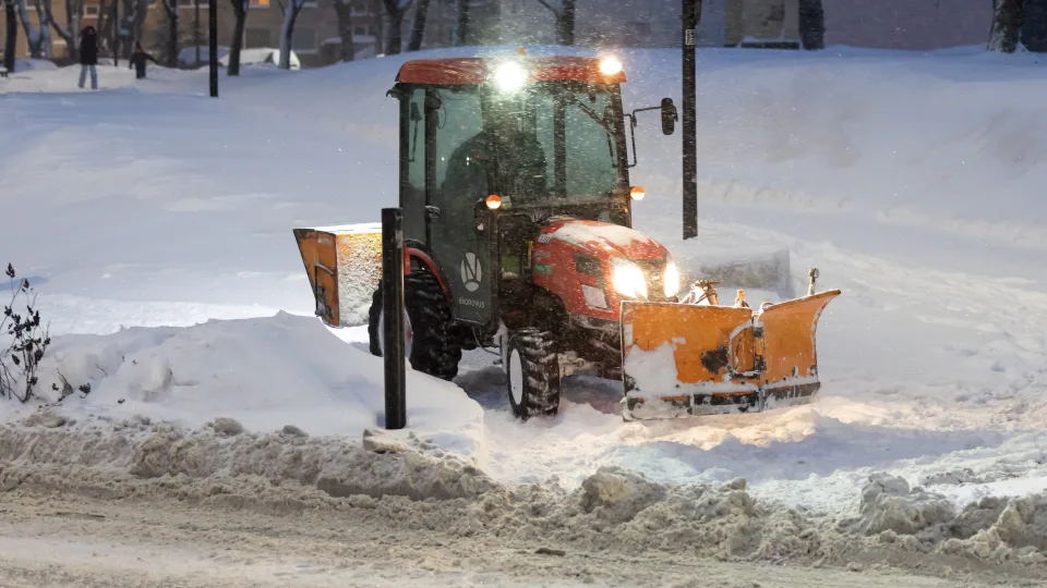Sniego antplūdis Vilniuje: miesto tarnybos dirba ekstremaliu režimu