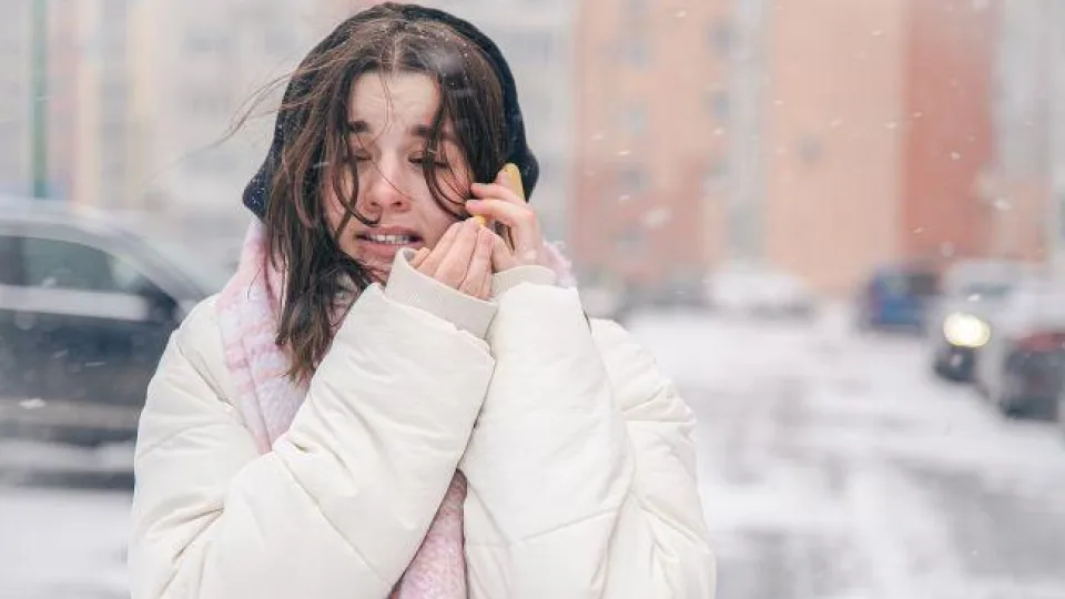 Žiemos išbandymai odai: veiksmingi sprendimai sausumui, šerpetojimui ir skilinėjimui