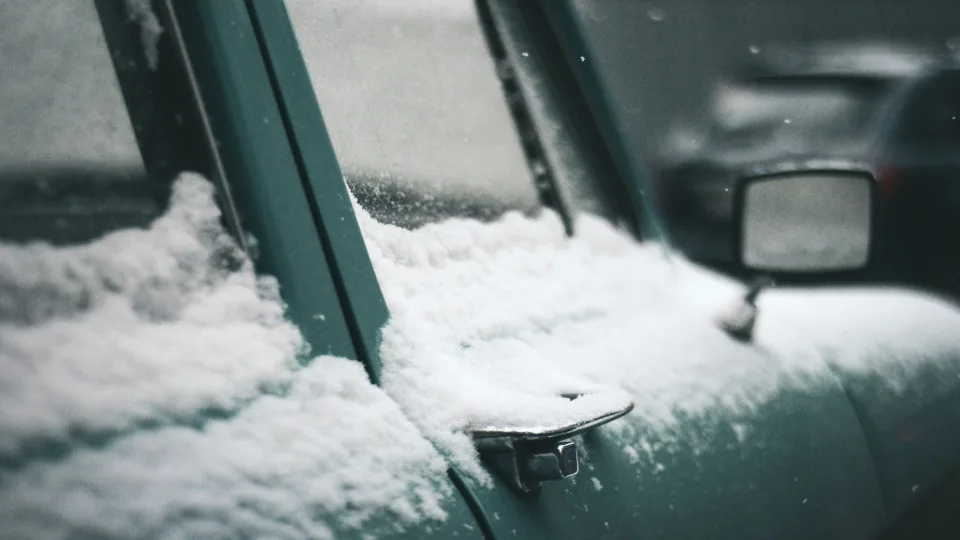 Mechanikai pyksta: nustokit valyt sniegą nuo automobilio užvedus variklį – rizikuojat brangiu remontu