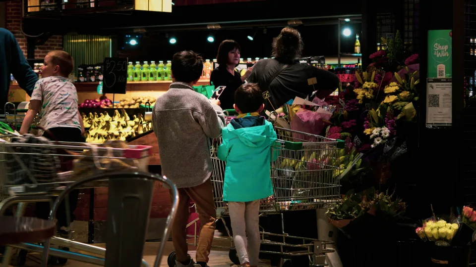 Netikėtas posūkis darbo rinkoje: šios parduotuvės darbuotojų algos šoka į naują lygį